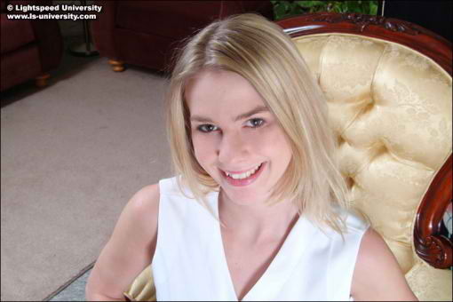Blondes Cheerleader spreizt enges Loch
 #75476848