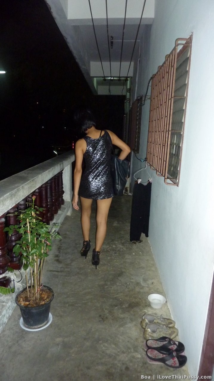 Timida prostituta thailandese magra penetrata da un turista ubriaco in vacanza da sua moglie
 #69908909