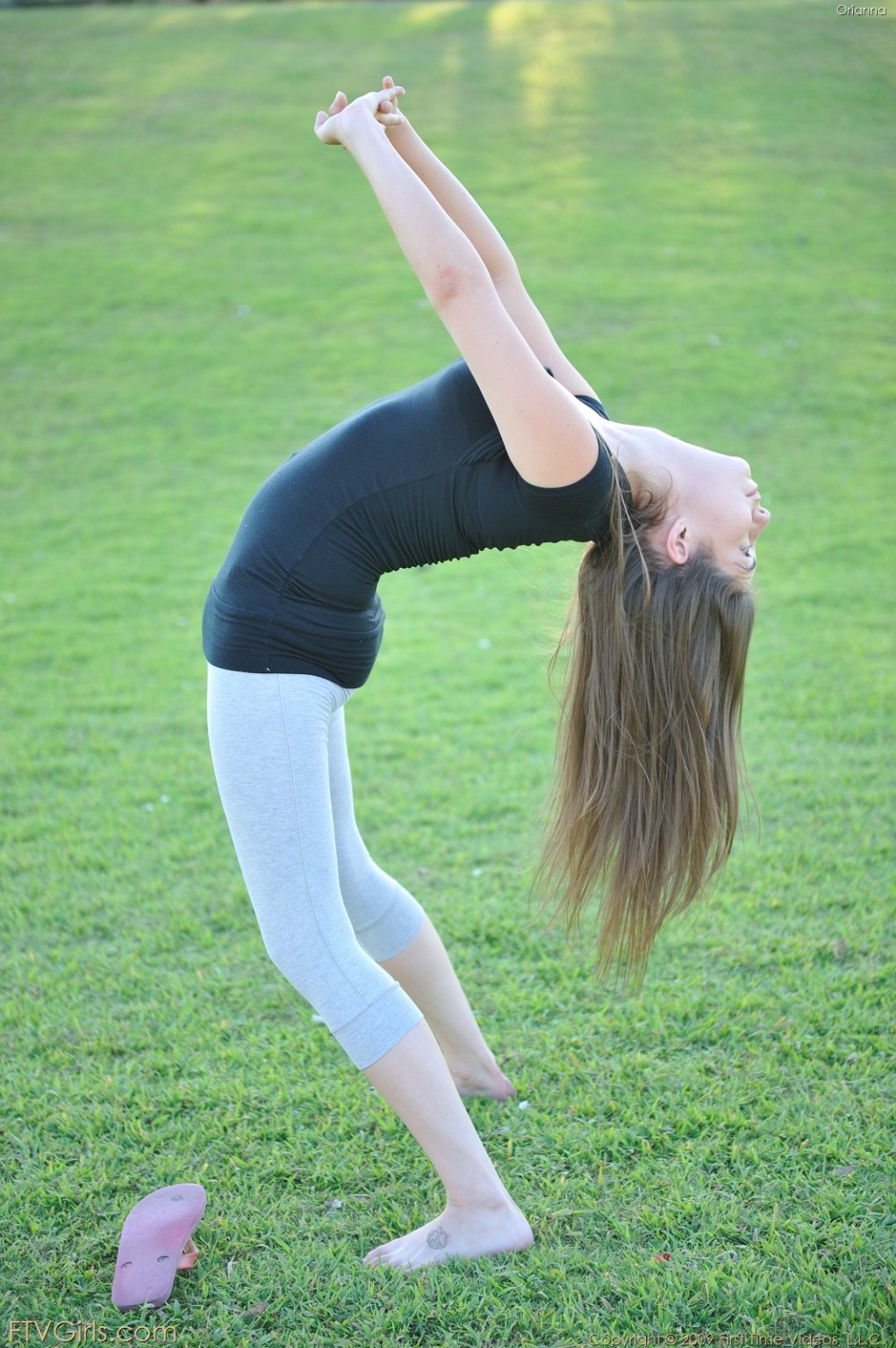 Orianna joue dans un parc public
 #71251241