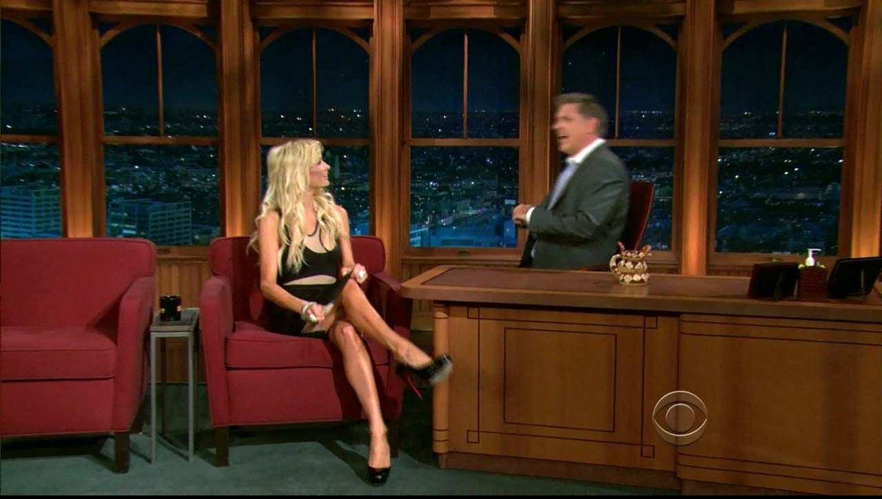 Paris Hilton zeigt ihre wunderbaren Beine im Minirock und Upskirt Paparazzi Bild
 #75313205