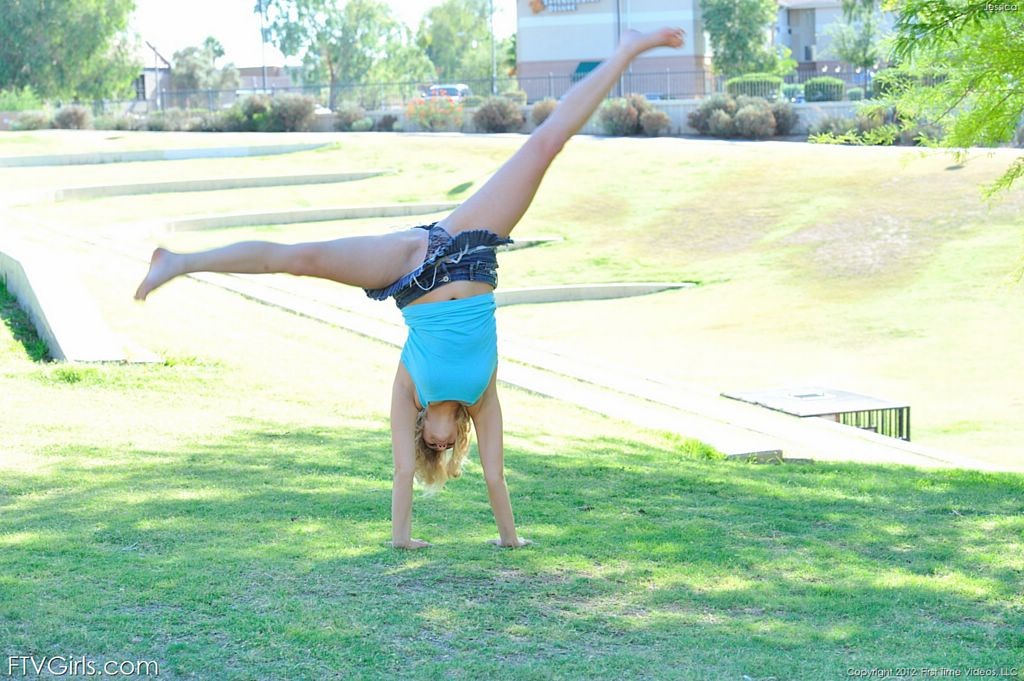 Joven amateur flexible revelando sus faldas en el parque
 #72401513