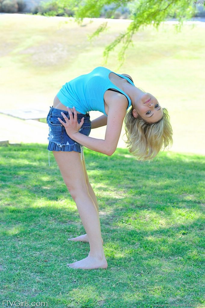 Joven amateur flexible revelando sus faldas en el parque
 #72401515