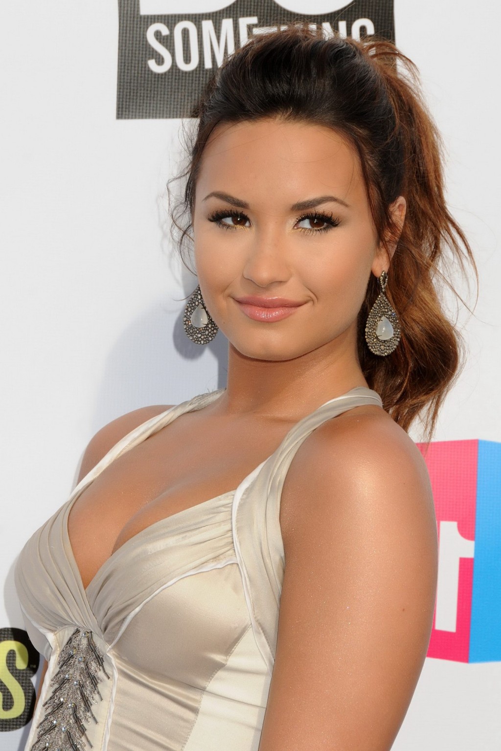 Demi lovato montrant un énorme décolleté aux do something awards 2011 à hollywood
 #75291511