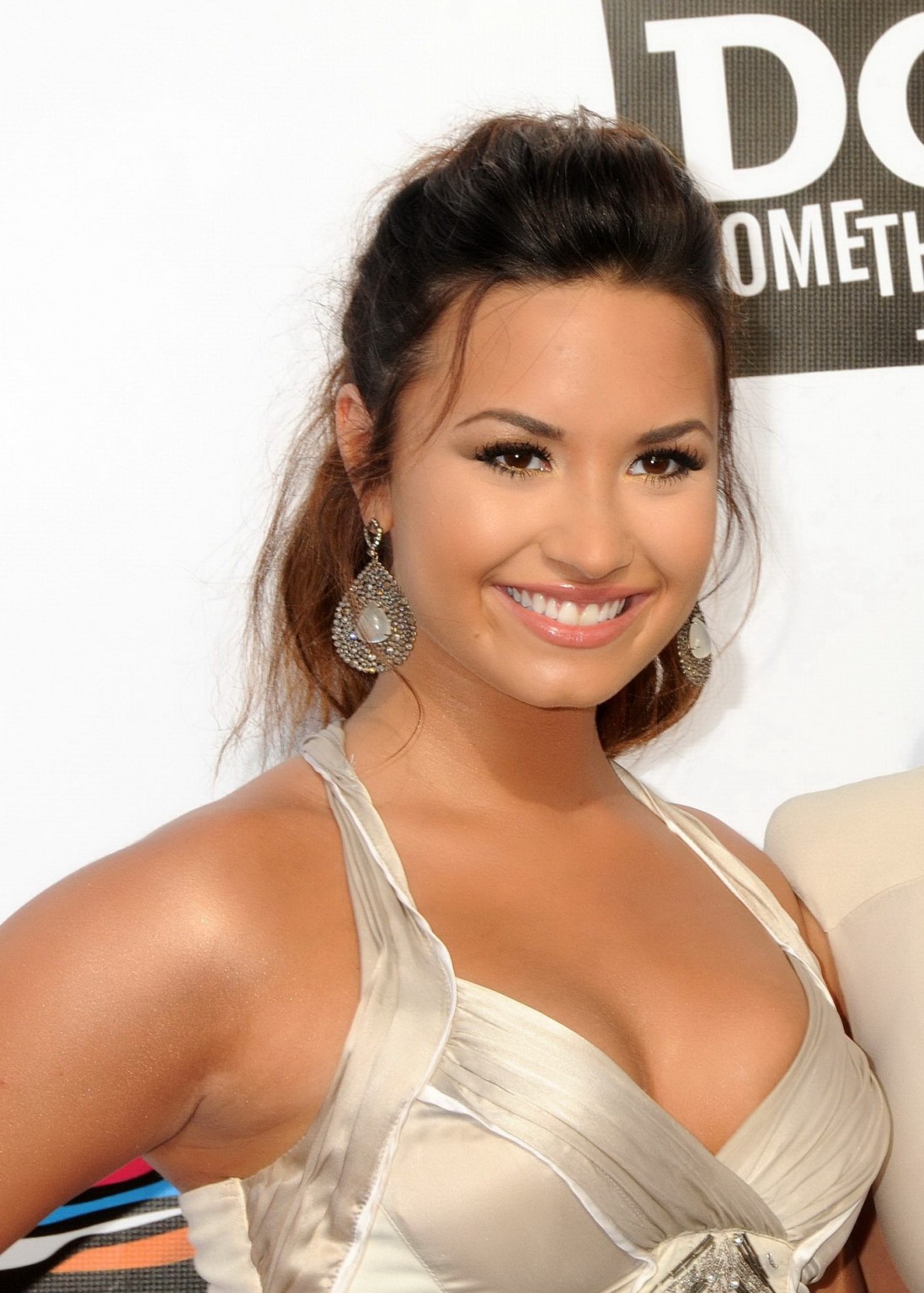 Demi lovato zeigt riesiges Dekolleté bei den 2011 do something awards in hollywood
 #75291538