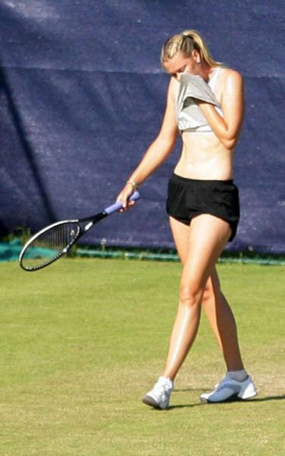 Maria sharapova nipple slip während spielen tennis paparazzi schießt
 #75346428
