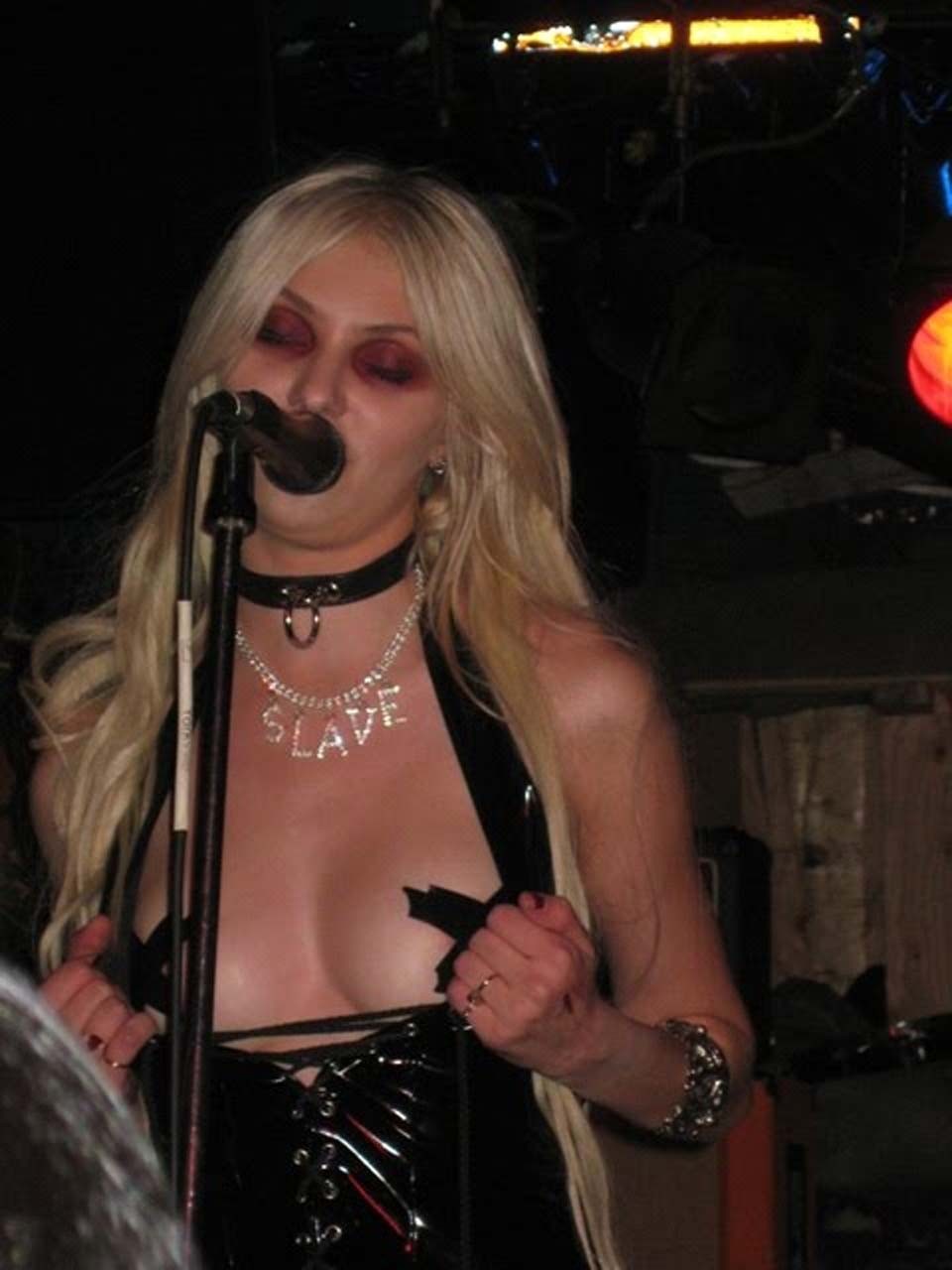 Taylor momsen che espone il suo cazzo di corpo sexy e tette lampeggianti sul palco
 #75297228