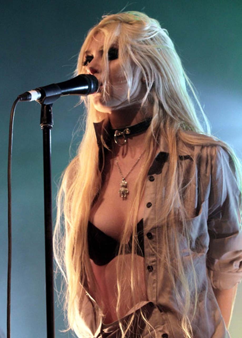 Taylor Momsen exposing her fucking sexy body and flashing tits on stage #75297236