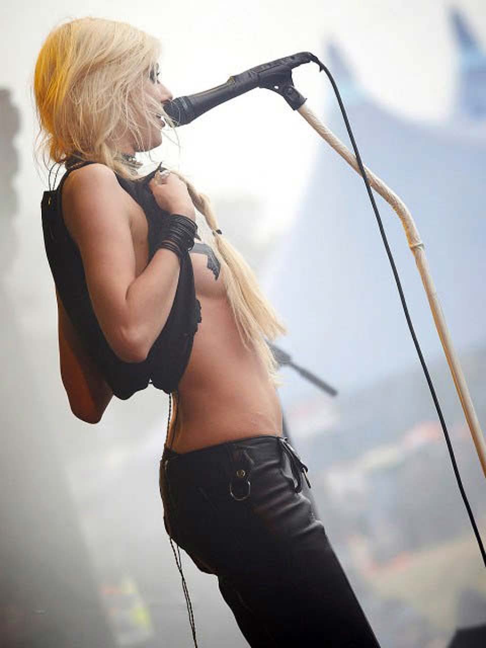 Taylor Momsen exposing her fucking sexy body and flashing tits on stage #75297241