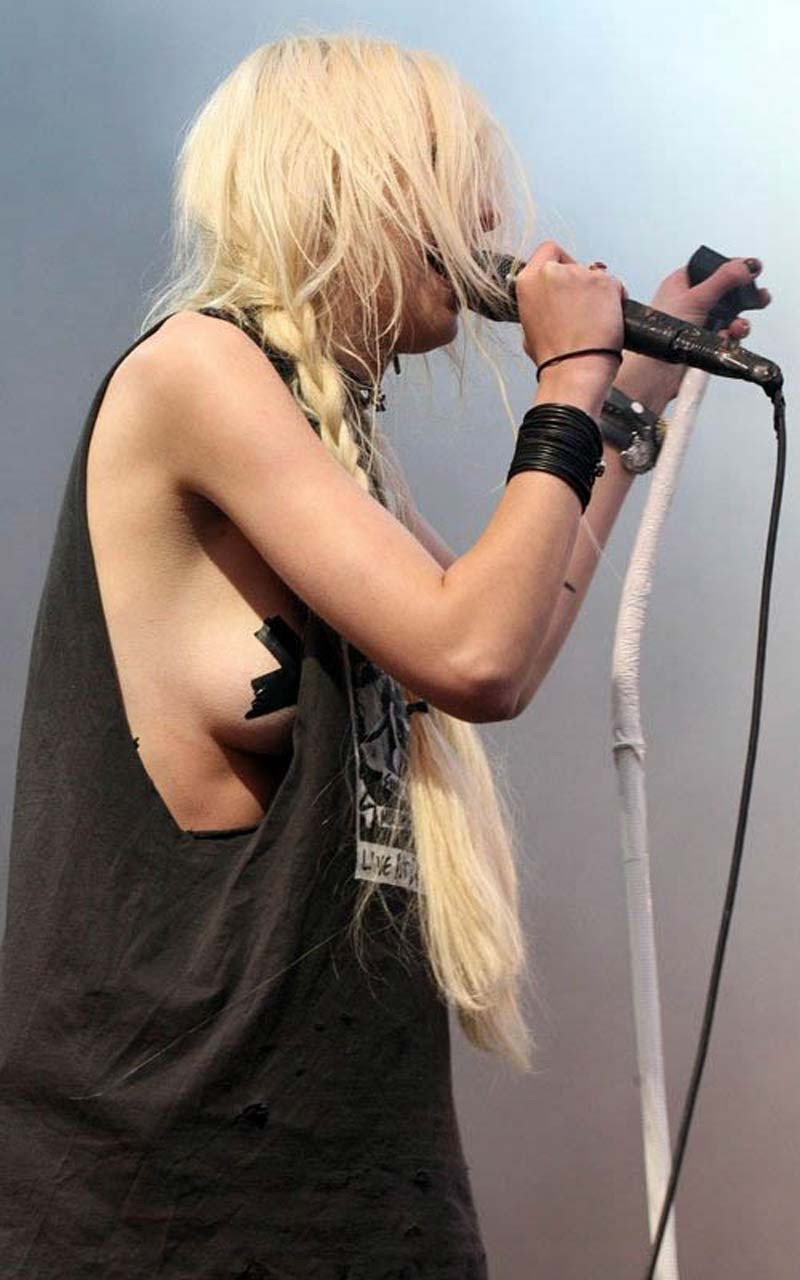 Taylor Momsen exposing her fucking sexy body and flashing tits on stage #75297249
