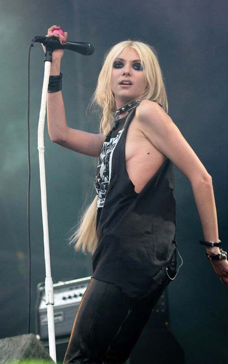 Taylor Momsen exposing her fucking sexy body and flashing tits on stage #75297253