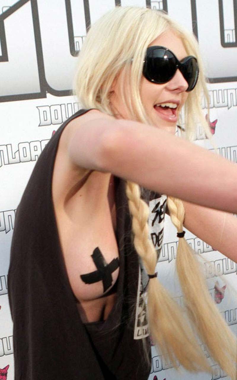 Taylor Momsen exposing her fucking sexy body and flashing tits on stage #75297269