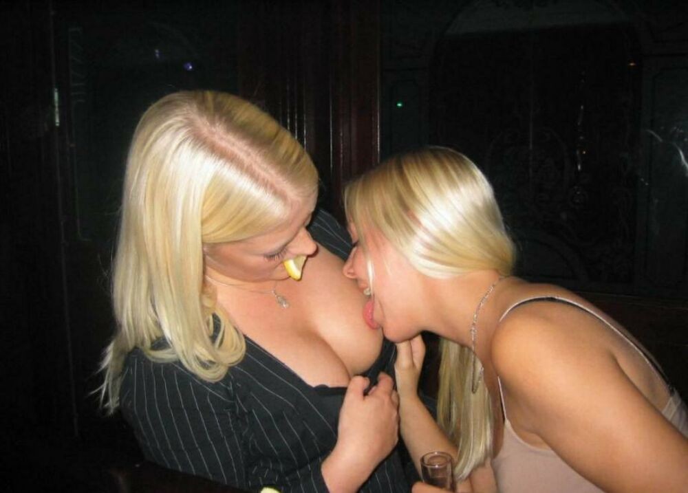 ティーンのレズビアンの女の子たちが舐めたりキスしたりしているところ 4
 #67827555