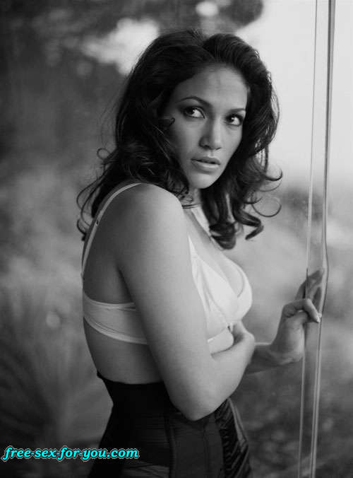 Jennifer Lopez che mostra le sue belle tette in vedere attraverso e posa sexy
 #75423298