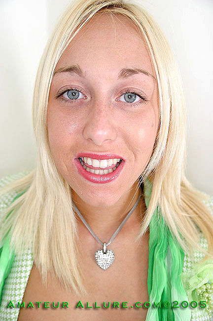 Rubia joven chupando duro por la crema
 #78582704