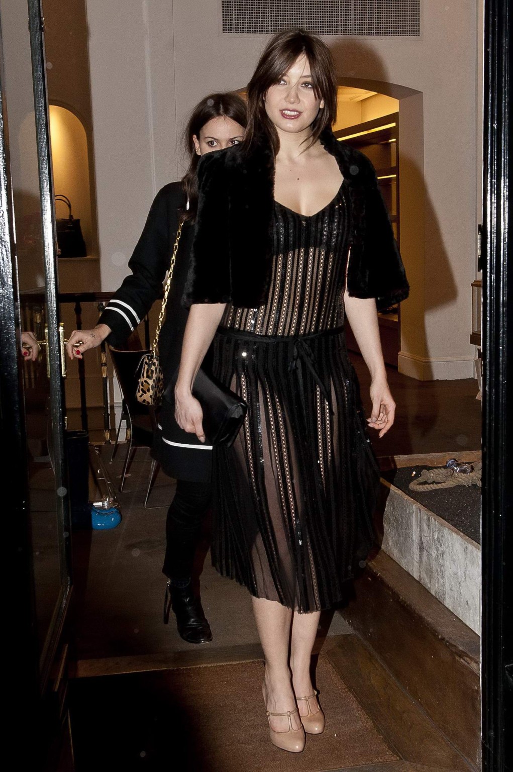 Daisy Lowe portant des sous-vêtements transparents devant la boutique Marc Jacobs à Londres.
 #75203629