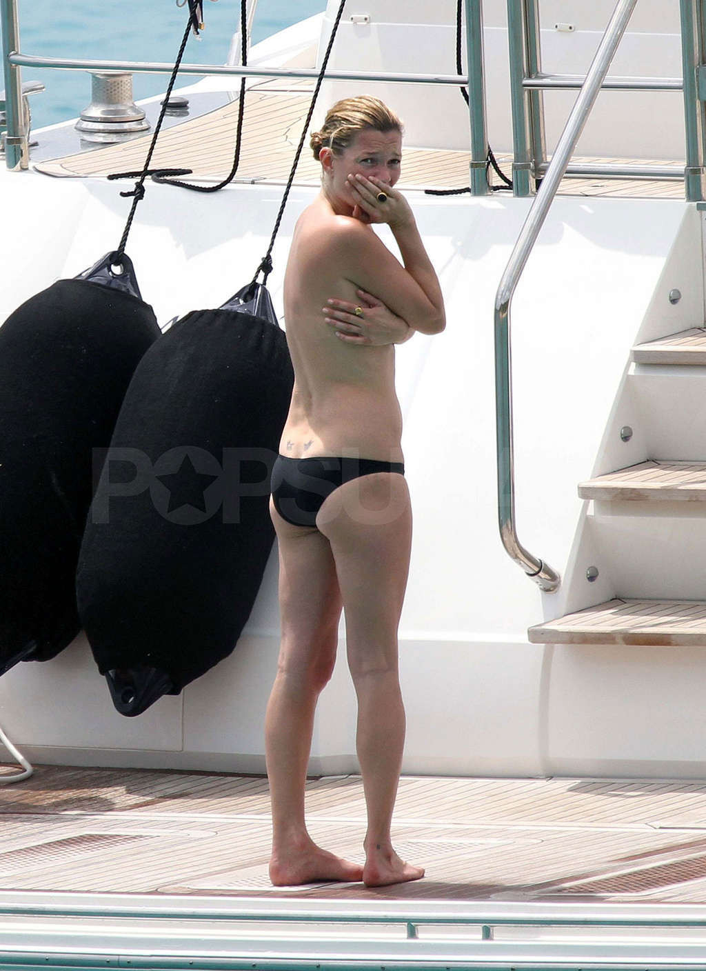Kate Moss entblößt Titten am Strand und Upskirt im Auto Paparazzi-Fotos
 #75347937
