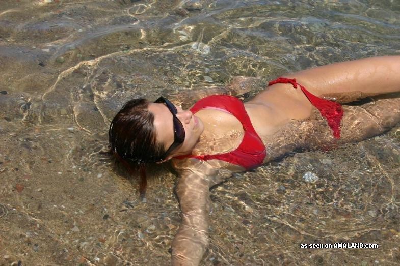 Amateur mince posant dans son bikini rouge en plein air
 #76128292
