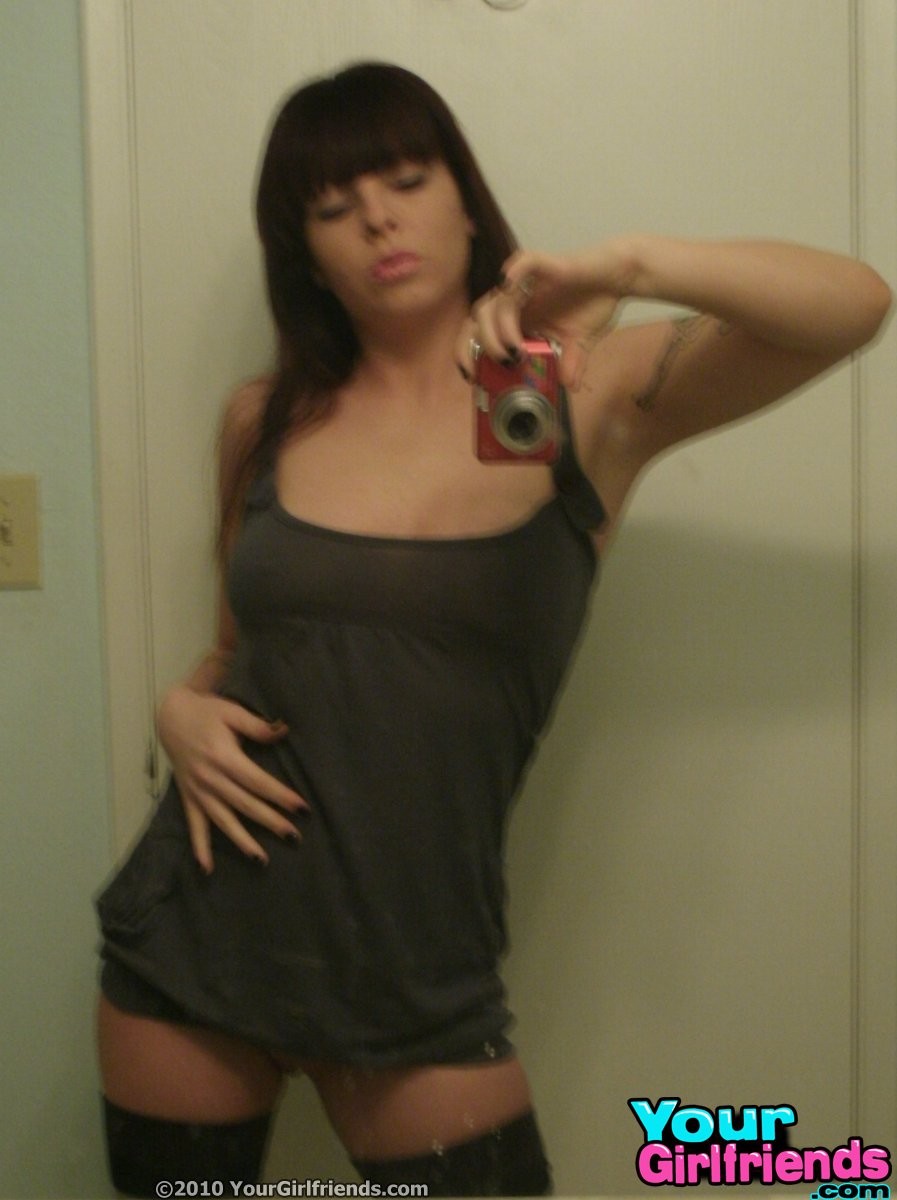 Une copine sexy joue avec ses seins et son cul dans le miroir et prend des photos d'elle même
 #67239545