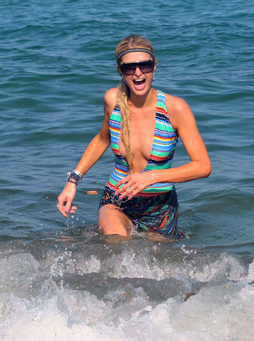 Paris Hilton godendo su yacht in topless e mostrando il corpo sexy
 #75340339