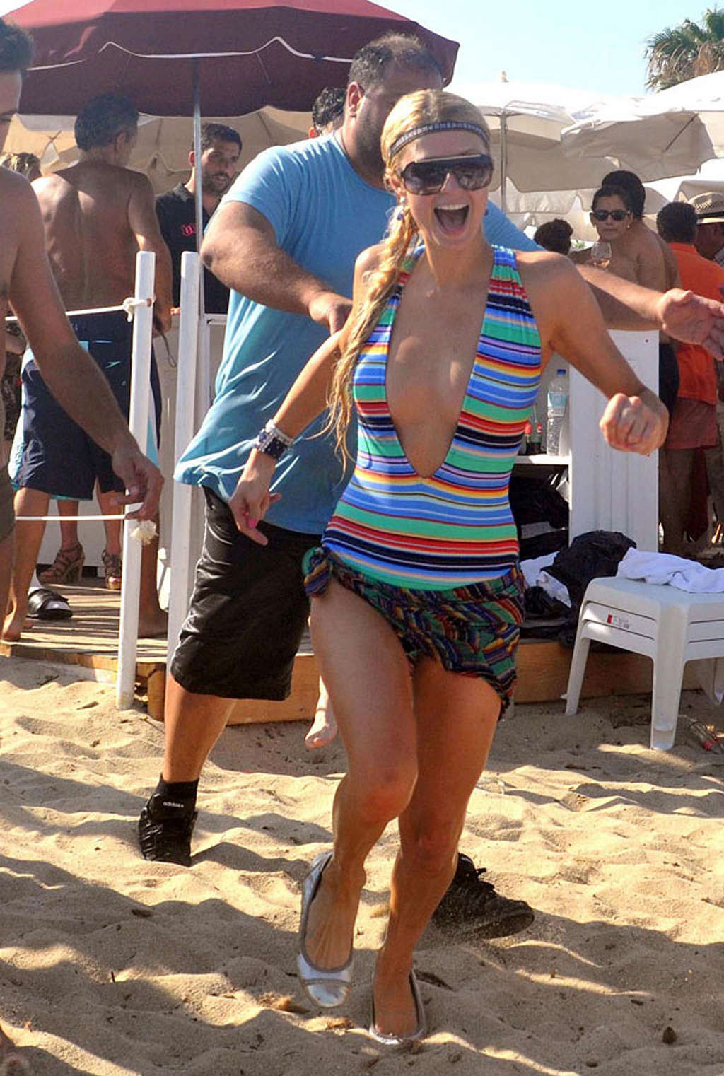 Paris Hilton s'amusant sur un yacht, seins nus et montrant un corps sexy
 #75340365