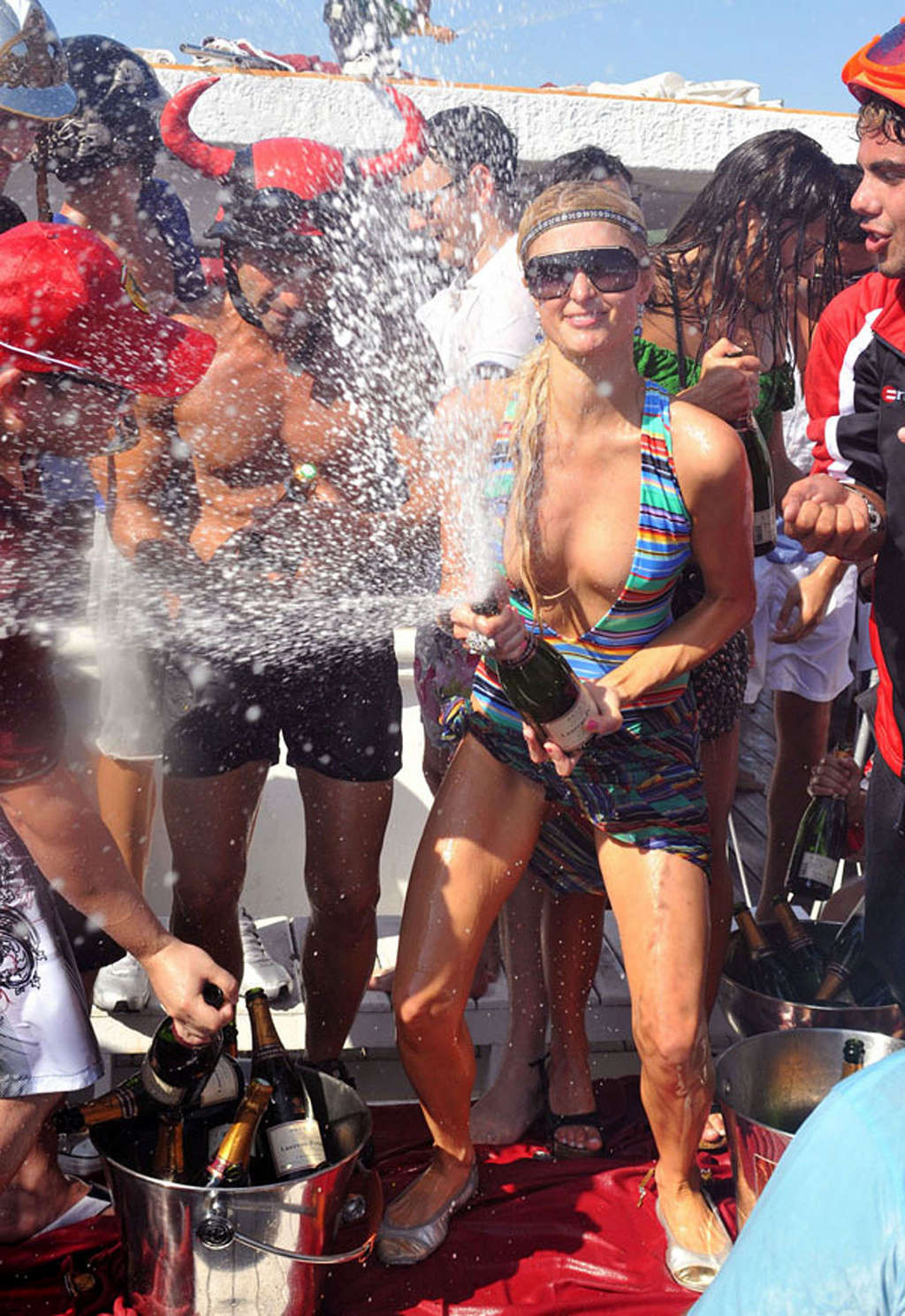 Paris Hilton s'amusant sur un yacht, seins nus et montrant un corps sexy
 #75340446