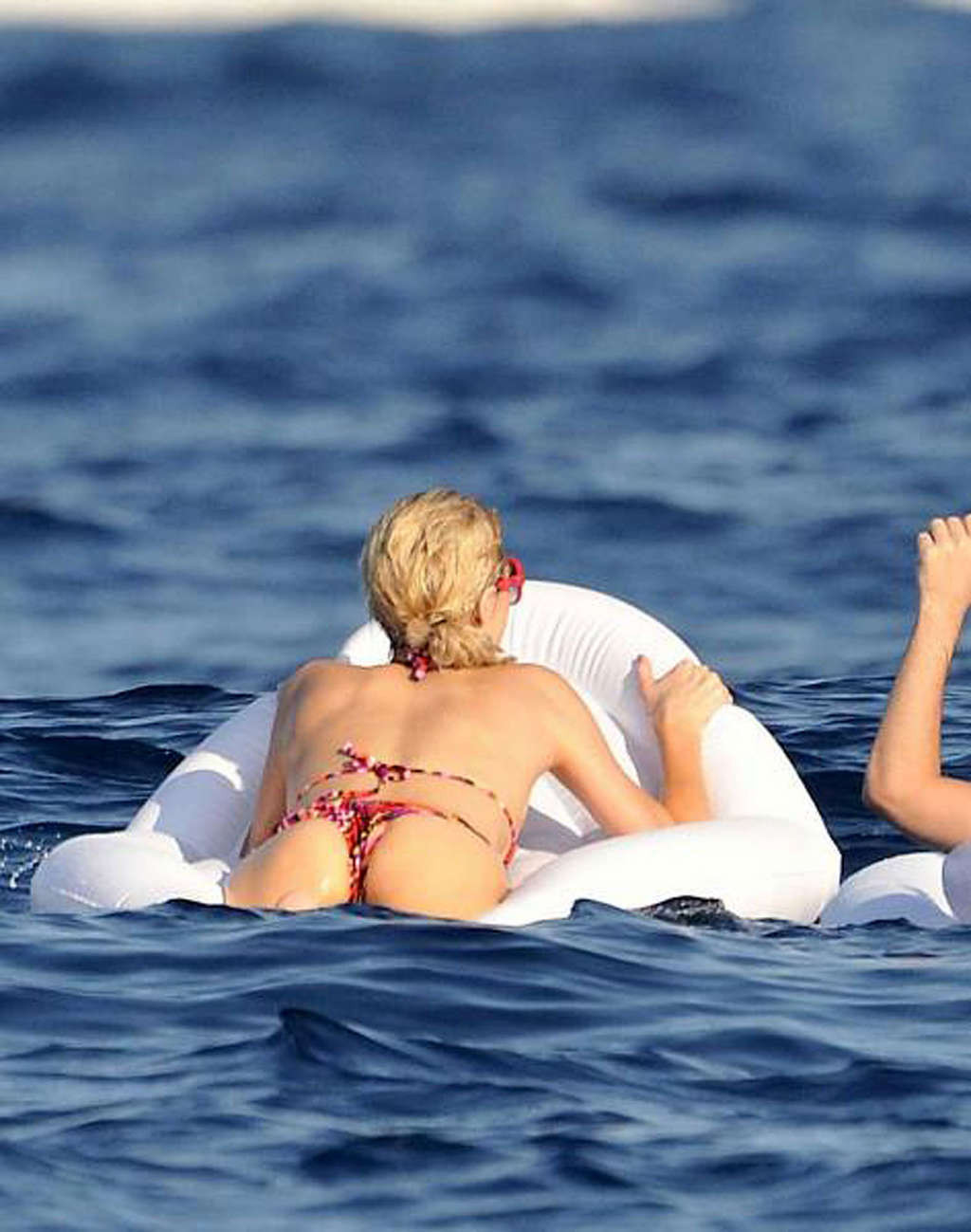 Paris Hilton godendo su yacht in topless e mostrando il corpo sexy
 #75340454
