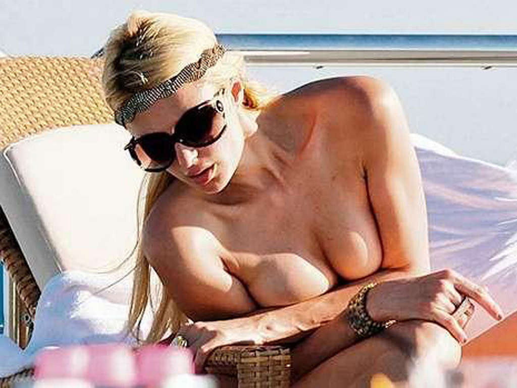 Paris Hilton s'amusant sur un yacht, seins nus et montrant un corps sexy
 #75340477