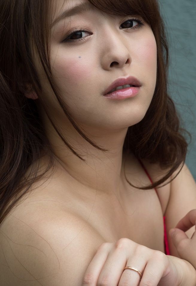 La jolie asiatique Marina Shiraishi se déshabille en montrant ses seins.
 #72911425