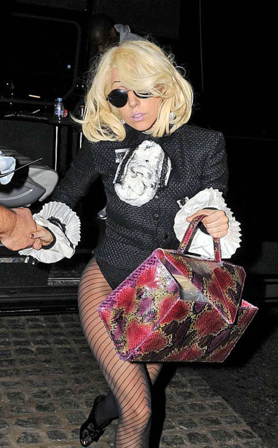 Lady Gaga che mostra le sue belle tette grandi e il suo culo in perizoma foto paparazzi
 #75389633