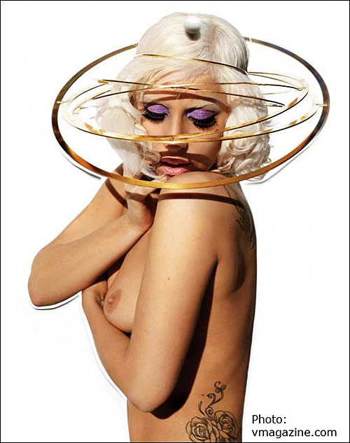 Lady Gaga che mostra le sue belle tette grandi e il suo culo in perizoma foto paparazzi
 #75389677