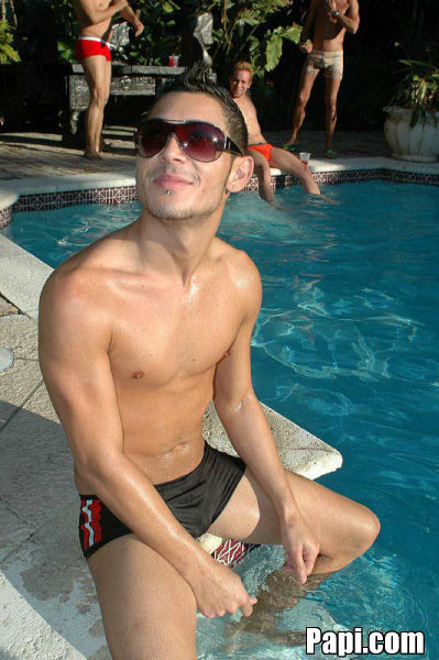 Ces garçons gays sexy veulent faire la fête avec vous dans leur soirée piscine dans votre région.
 #76908718