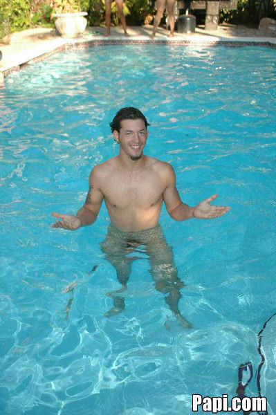 Diese heißen schwulen Jungs wollen mit dir auf ihrer Poolparty in deiner Gegend feiern
 #76908728