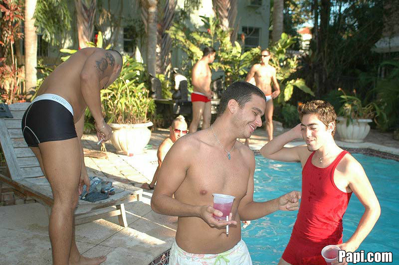 Questi ragazzi gay caldi vogliono festeggiare con te nella loro festa in piscina nella tua zona
 #76908773