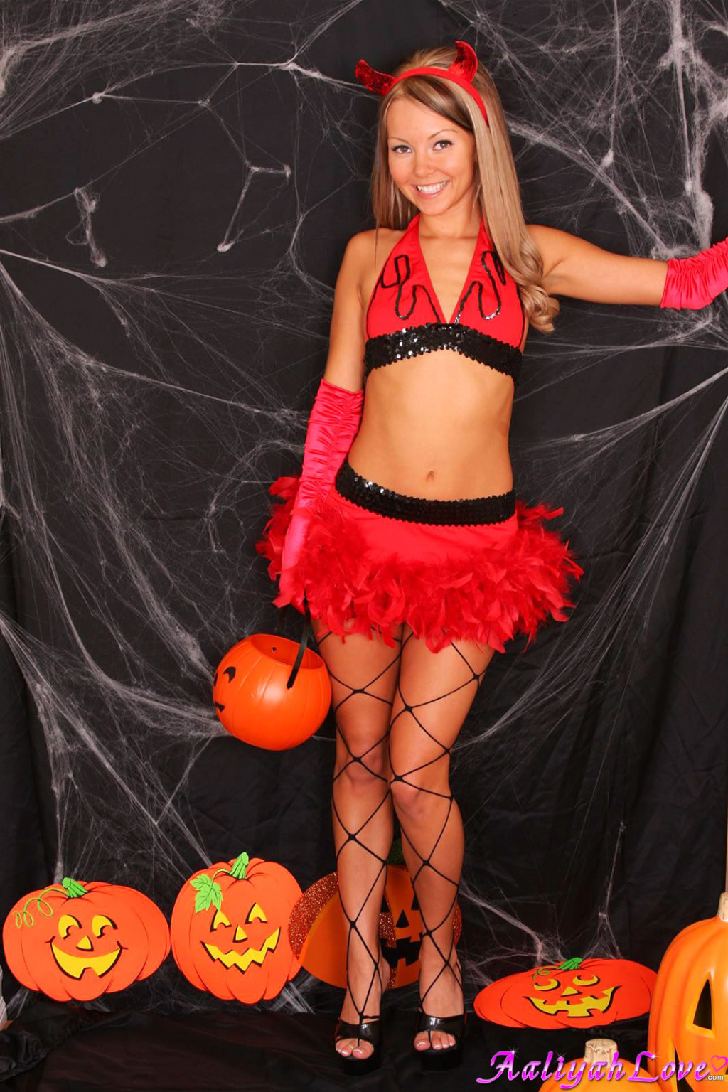 Aaliyah Liebe ist ein geiler kleiner Teufel für Halloween
 #67606125