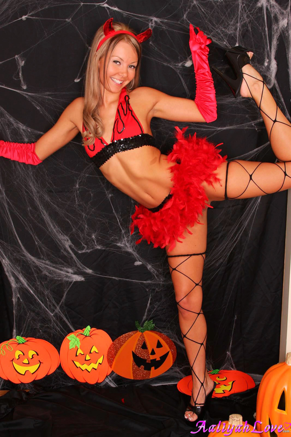 Aaliyah Liebe ist ein geiler kleiner Teufel für Halloween
 #67606293