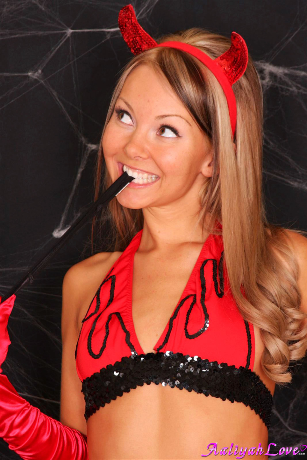 Aaliyah Liebe ist ein geiler kleiner Teufel für Halloween
 #67606311