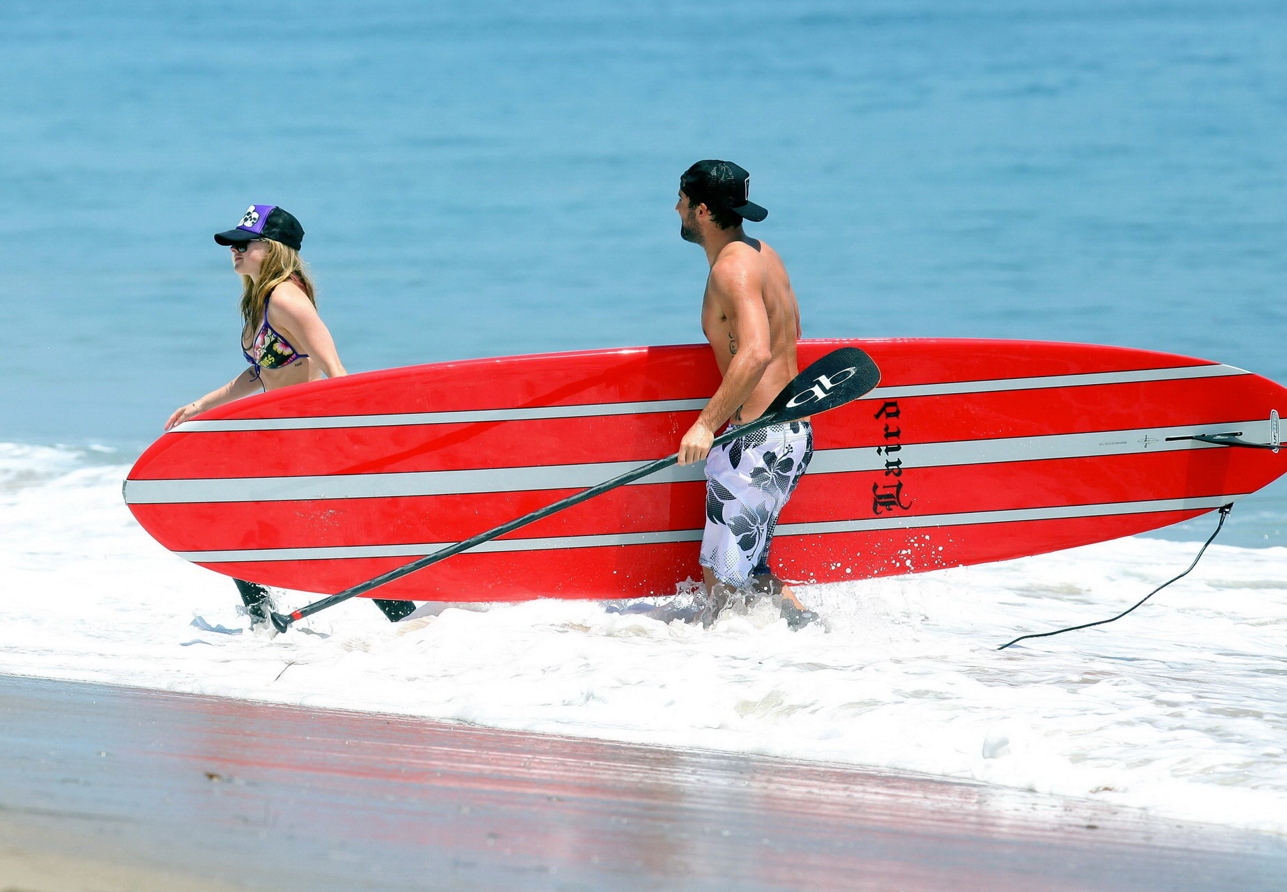 Avril lavigne portant un haut de bikini et une combinaison de plongée sur la plage de malibu
 #75342742