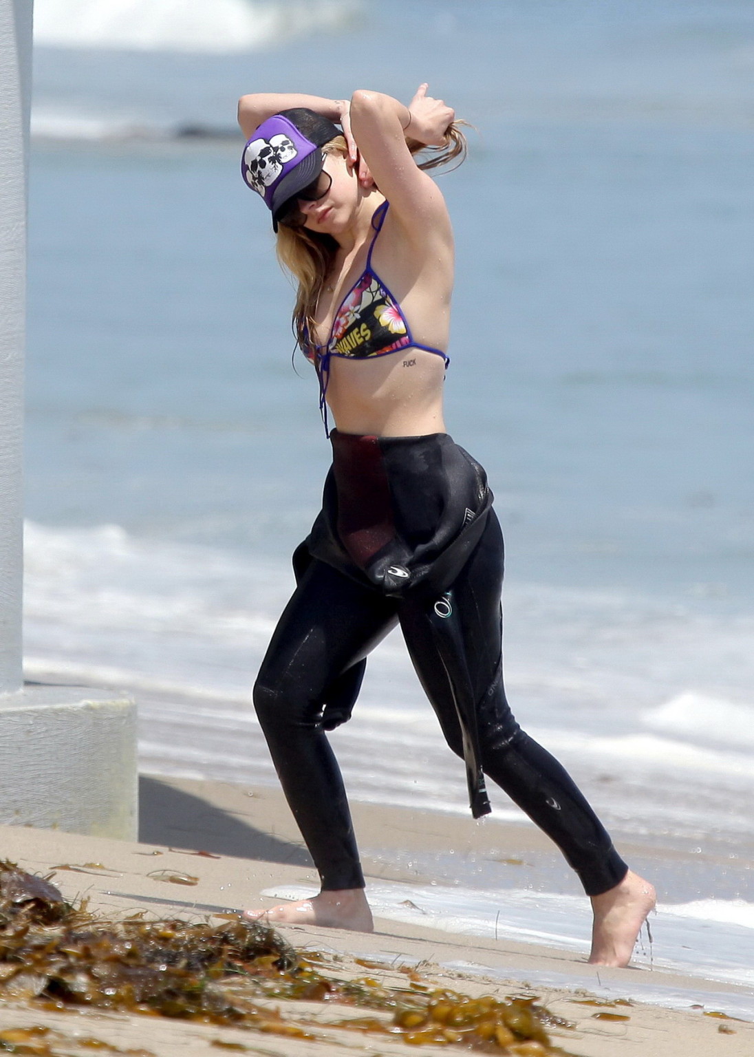 Avril lavigne portant un haut de bikini et une combinaison de plongée sur la plage de malibu
 #75342750