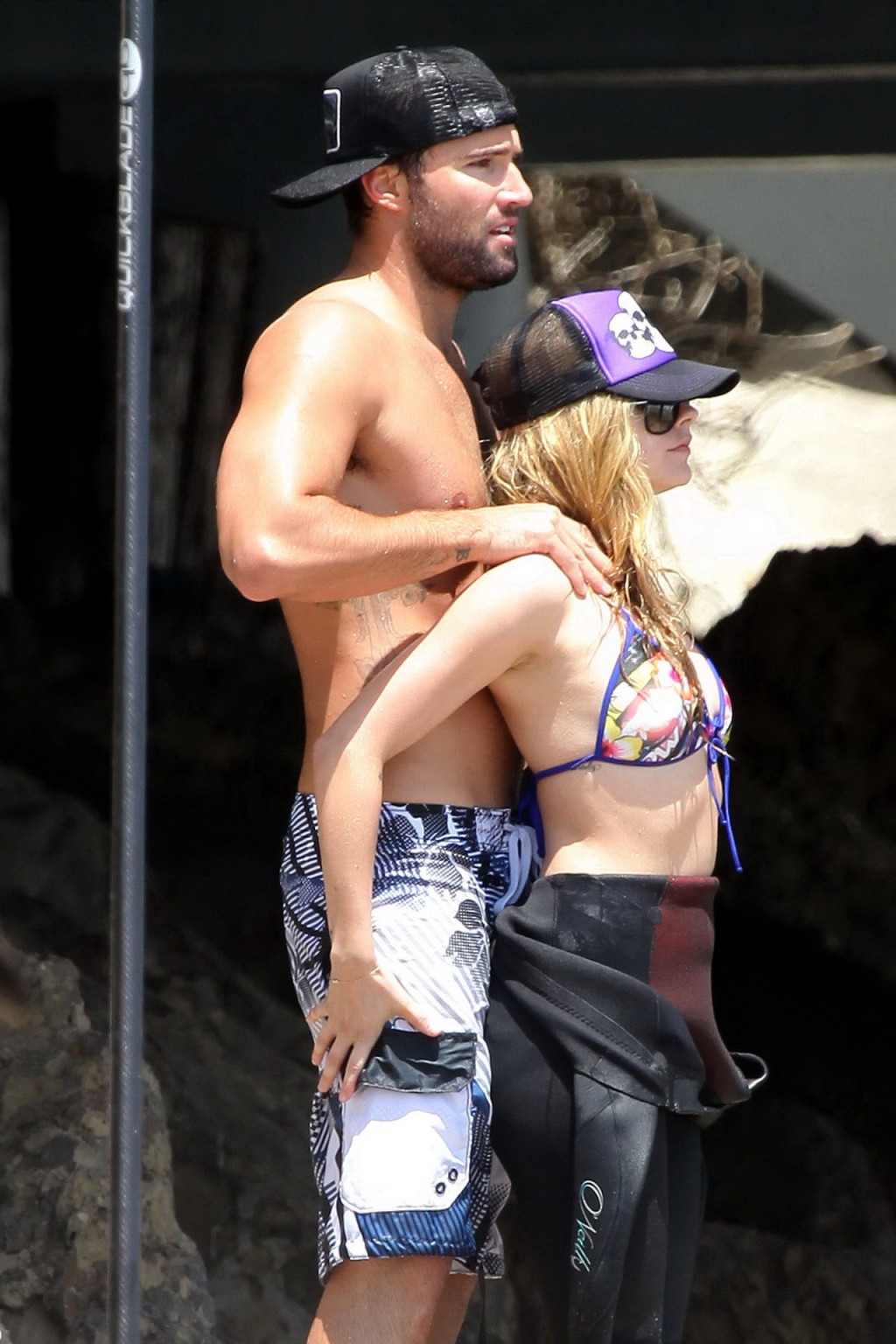 Avril lavigne trägt ein Bikini-Oberteil und einen Neoprenanzug am Strand von Malibu
 #75342789