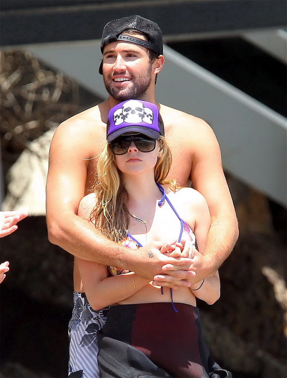 Avril lavigne che indossa un bikini top e una muta sulla spiaggia di Malibu
 #75342812