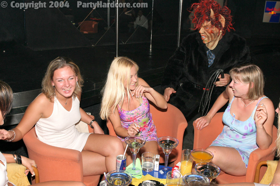 Chicas de fiesta borrachas y follando en el club
 #74308884