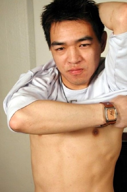 Un jeune asiatique aime se déshabiller et se branler dans un salon.
 #76955474