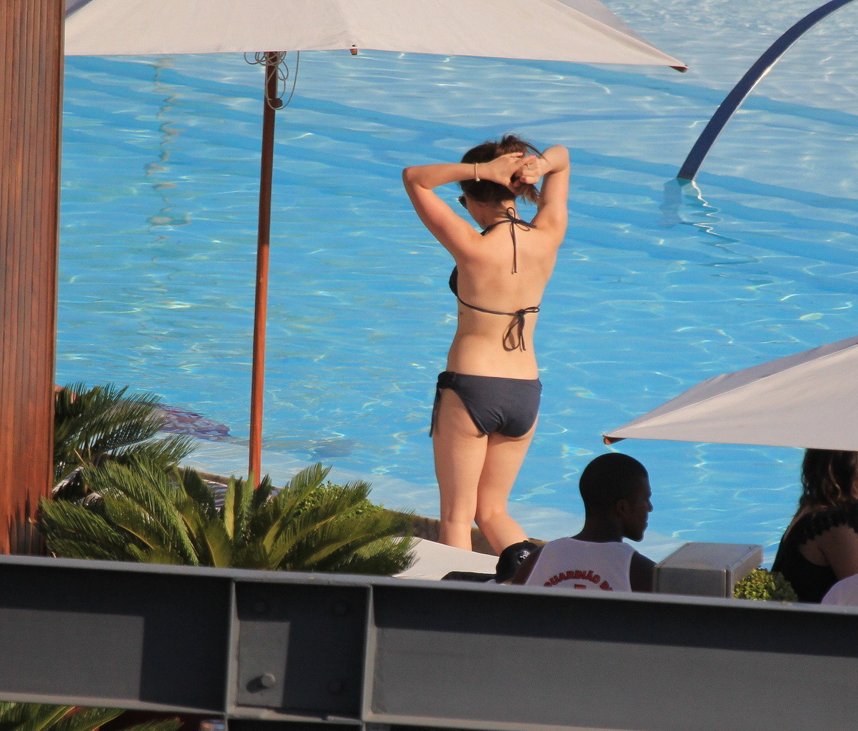 Lucy hale mostrando su cuerpo sexy en bikini en la playa de sao paulo
 #75272017