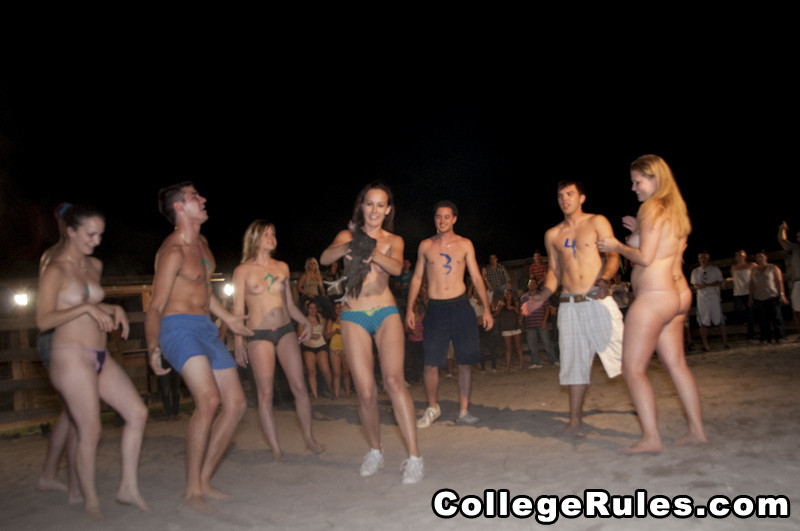 Freche Mädchen genießen Mädchen zu Mädchen Sex auf der College-Party
 #74541777