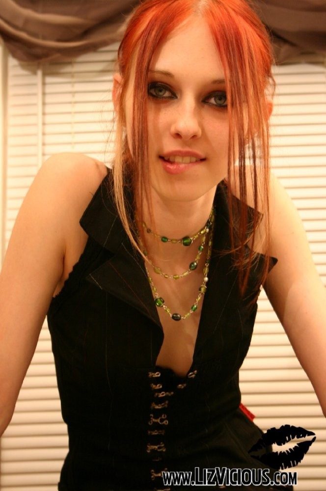Redhead Goth Porn - Redhead goth teen strips down to nothing Porn Pictures, XXX Photos, Sex  Images #3479897 - PICTOA