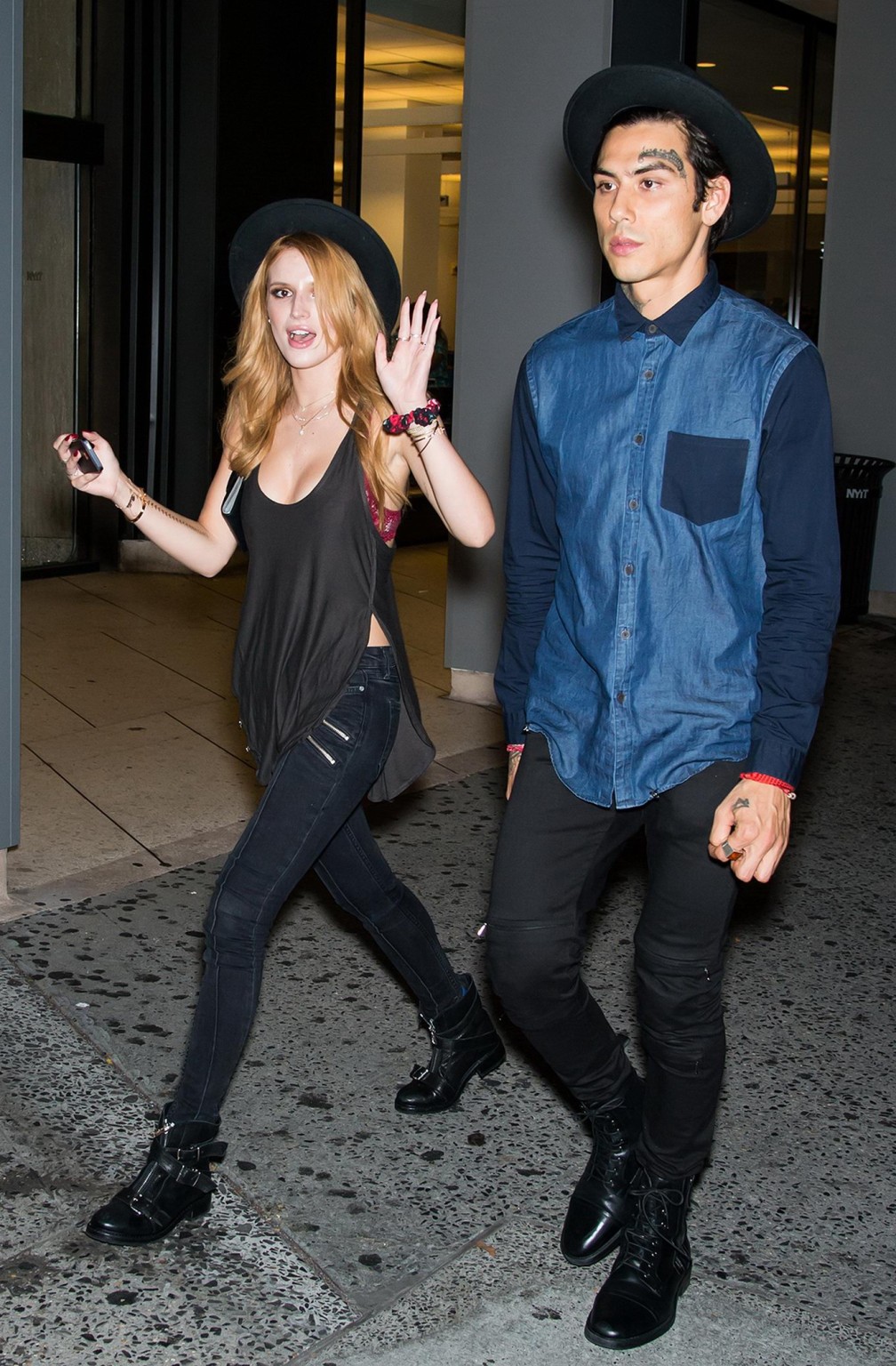 Bella thorne mostrando un gran escote con un top negro y unos jeans ajustados en nyc
 #75185991