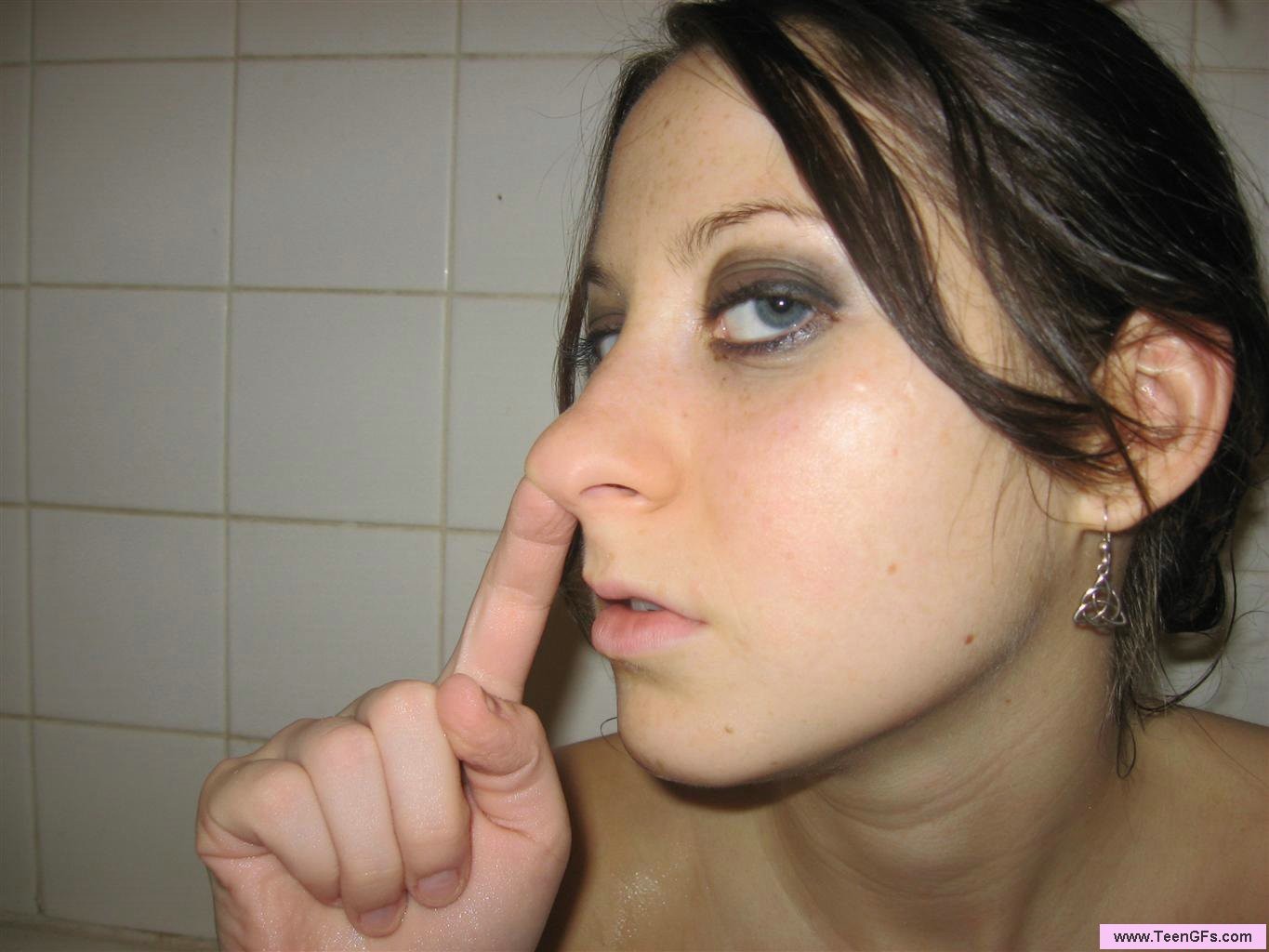 Foto casalinga di teenager amatoriale che si masturba con dildo nella vasca da bagno
 #79048617