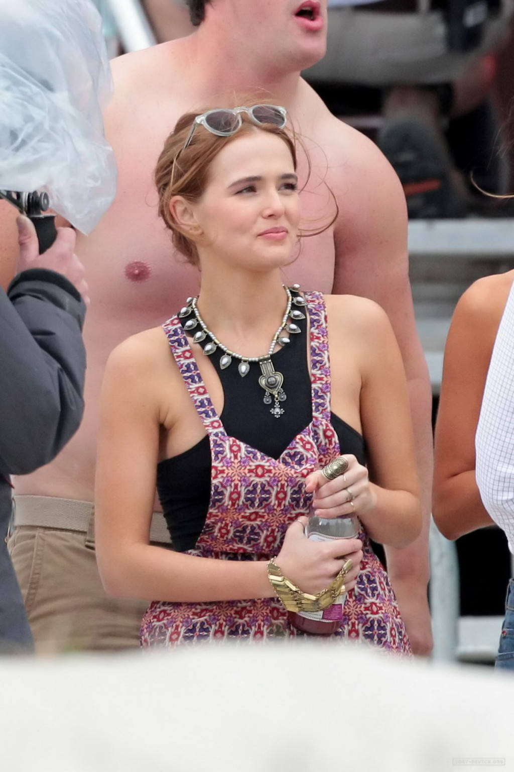 Zoey deutch sembra caldo in un top skimpy e mini abito in spiaggia durante il set
 #75165599