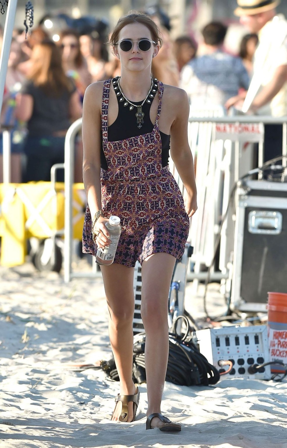 Zoey deutch est sexy dans un top minuscule et une mini robe à la plage pendant le tournage
 #75165632