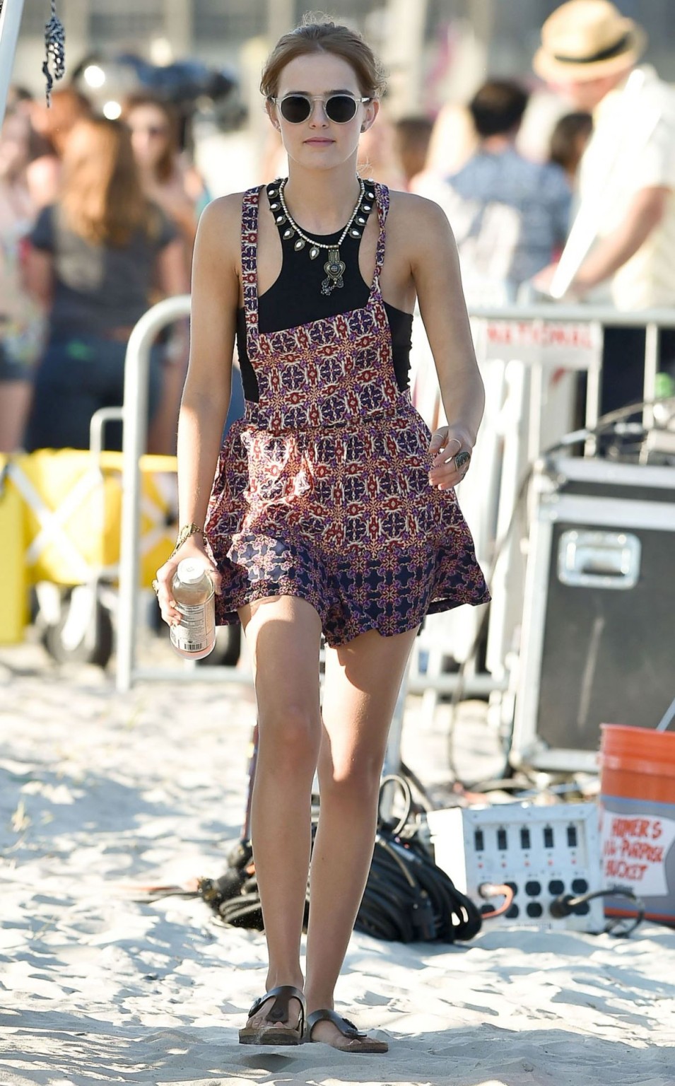 Zoey deutch est sexy dans un top minuscule et une mini robe à la plage pendant le tournage
 #75165645